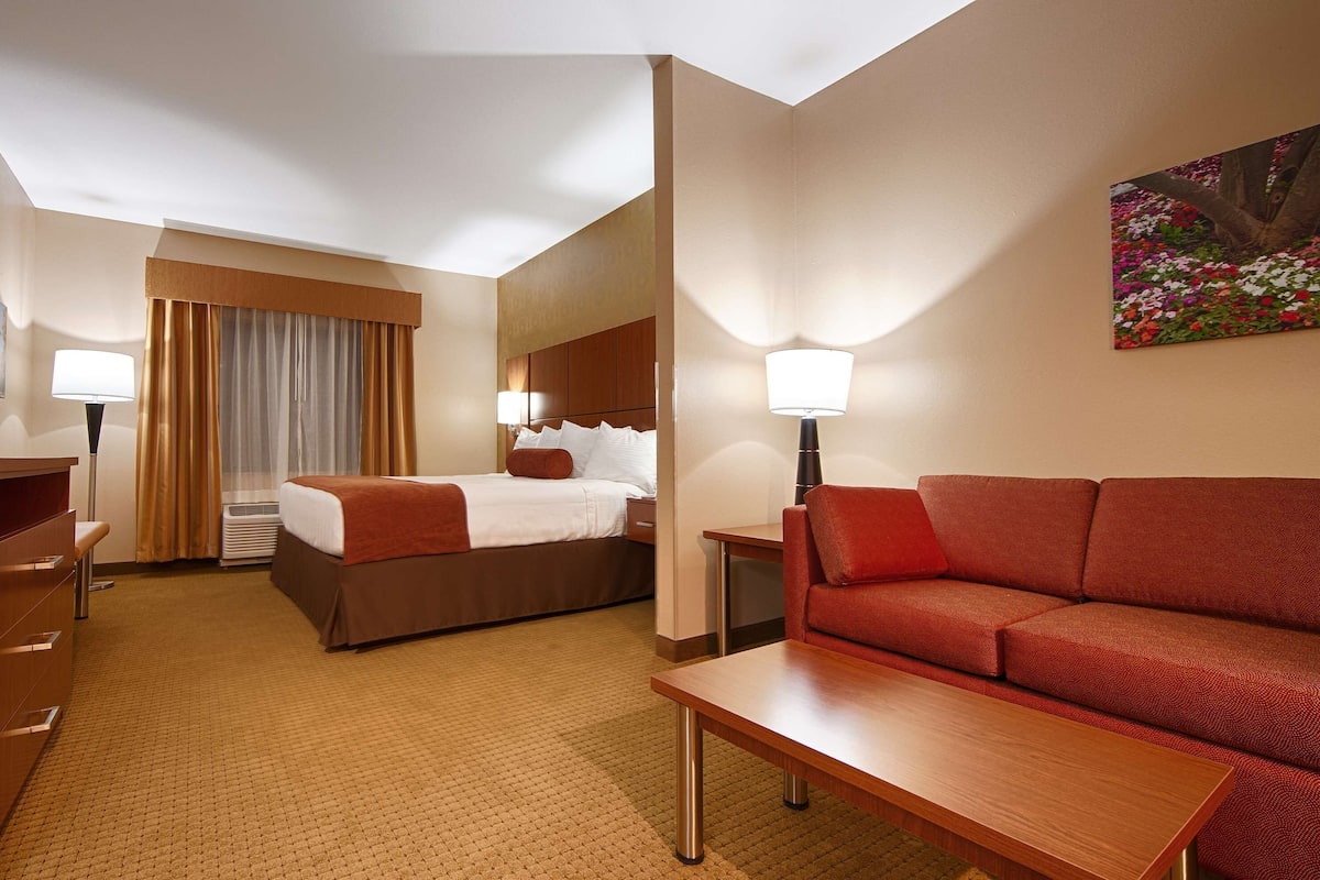 Desk, iron/ironing board, free WiFi, bed sheets