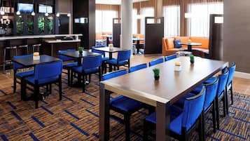 Der serveres morgenmad, aftensmad og amerikanske retter