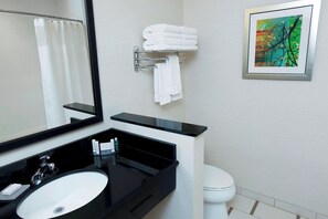 Zimmer, 1 King-Bett, Nichtraucher | Badezimmer | Kostenlose Toilettenartikel, Haartrockner, Handtücher, Seife