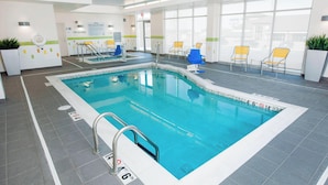 Une piscine intérieure avec des lignes de démarcation bien visibles pour chaque couloir, un poste de surveillance pour le sauveteur et un panneau indiquant qu’il est interdit de plonger.