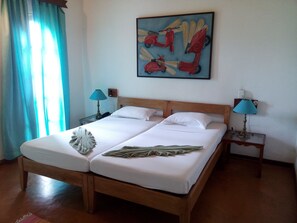 Minibar, caja de seguridad en la habitación y decoración personalizada 