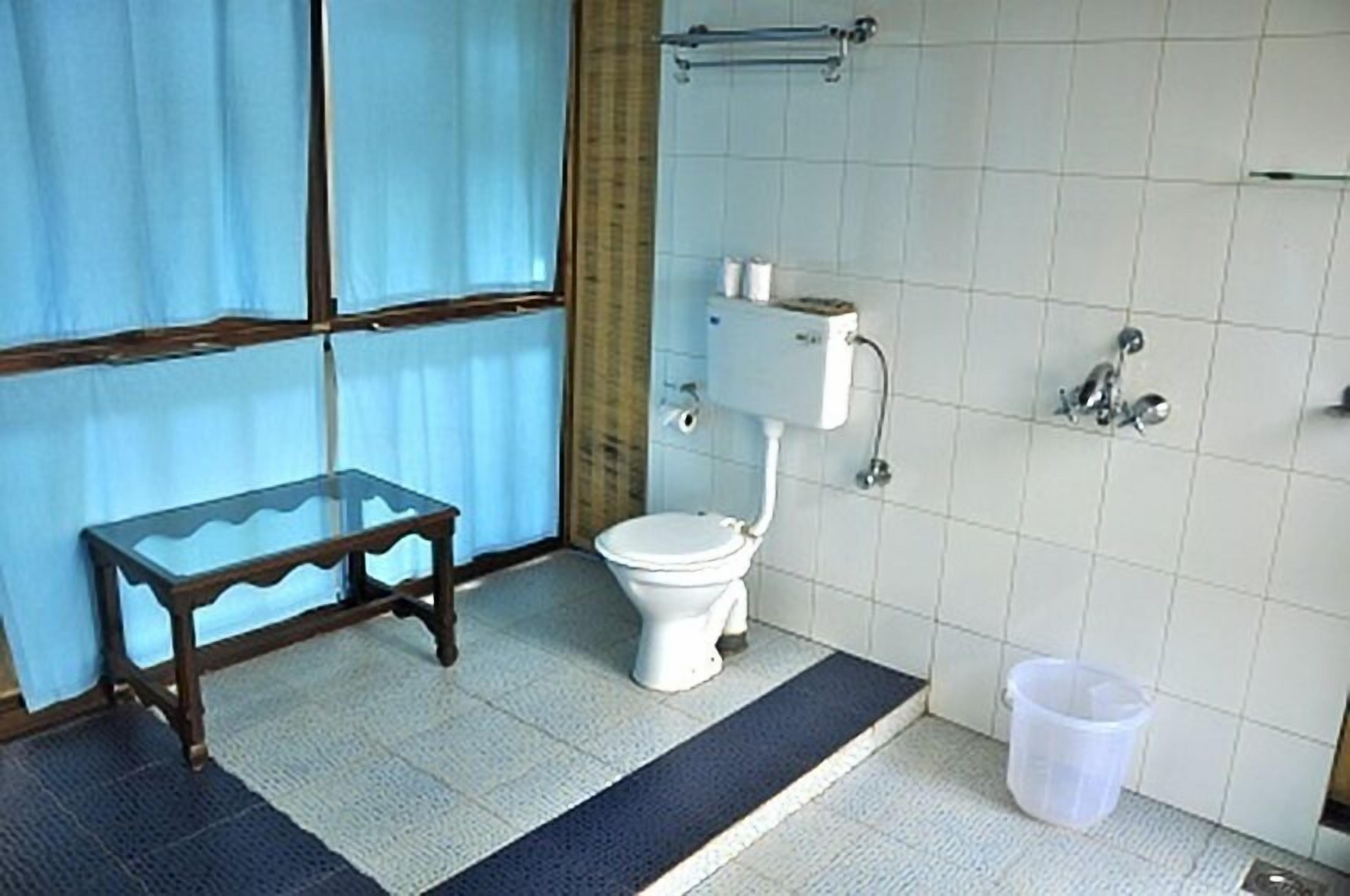 banana republic non smoking wooden chalet | bathroom | shower, towels