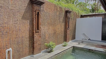 Hồ bơi ngoài trời