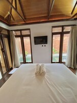 Tabla de planchar con plancha, wifi gratis y ropa de cama 