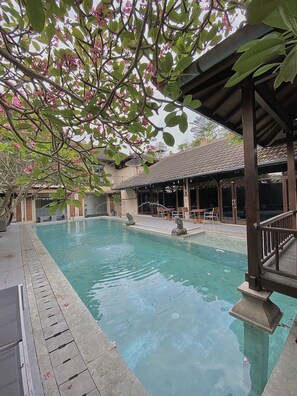 Outdoor pool - Chrome Hotel & Resort Solo (Colomadu)