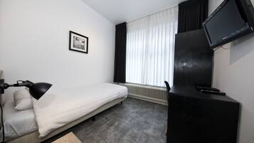 Escritorio, tabla de planchar con plancha y wifi gratis