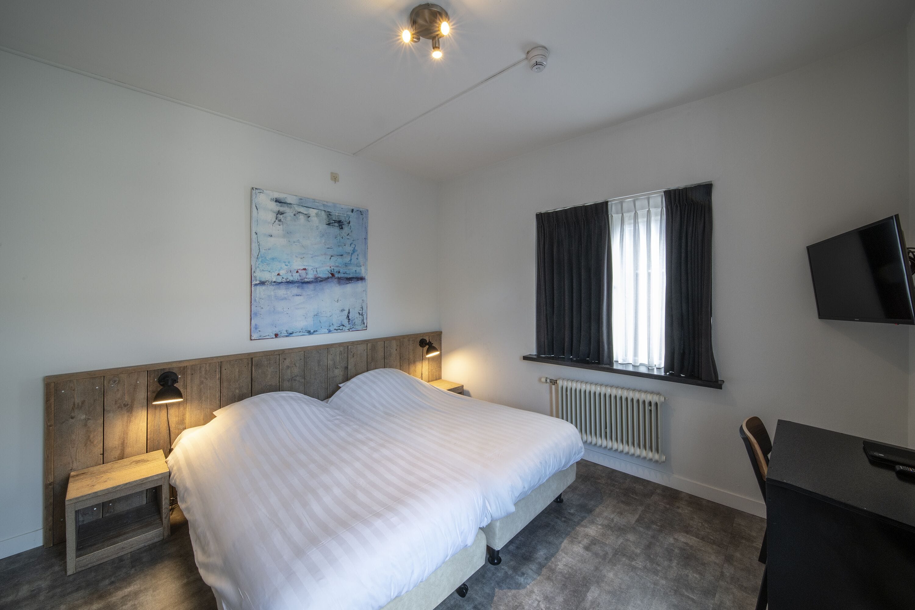 Deluxe tweepersoonskamer | Een bureau, een strijkplank/strijkijzer, gratis wifi