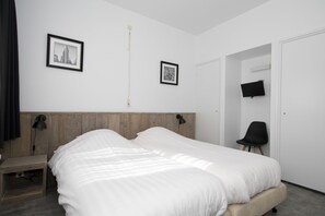 Deluxe Double Room, 2 Twin Beds | Desk, iron/ironing board, free WiFi - Hotel St. Lambert (Helmond)