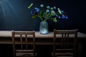 Escritorio, tabla de planchar con plancha, wifi gratis