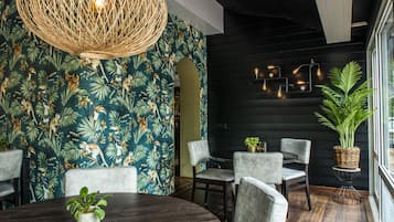 Serveert ontbijt, lunch en diner