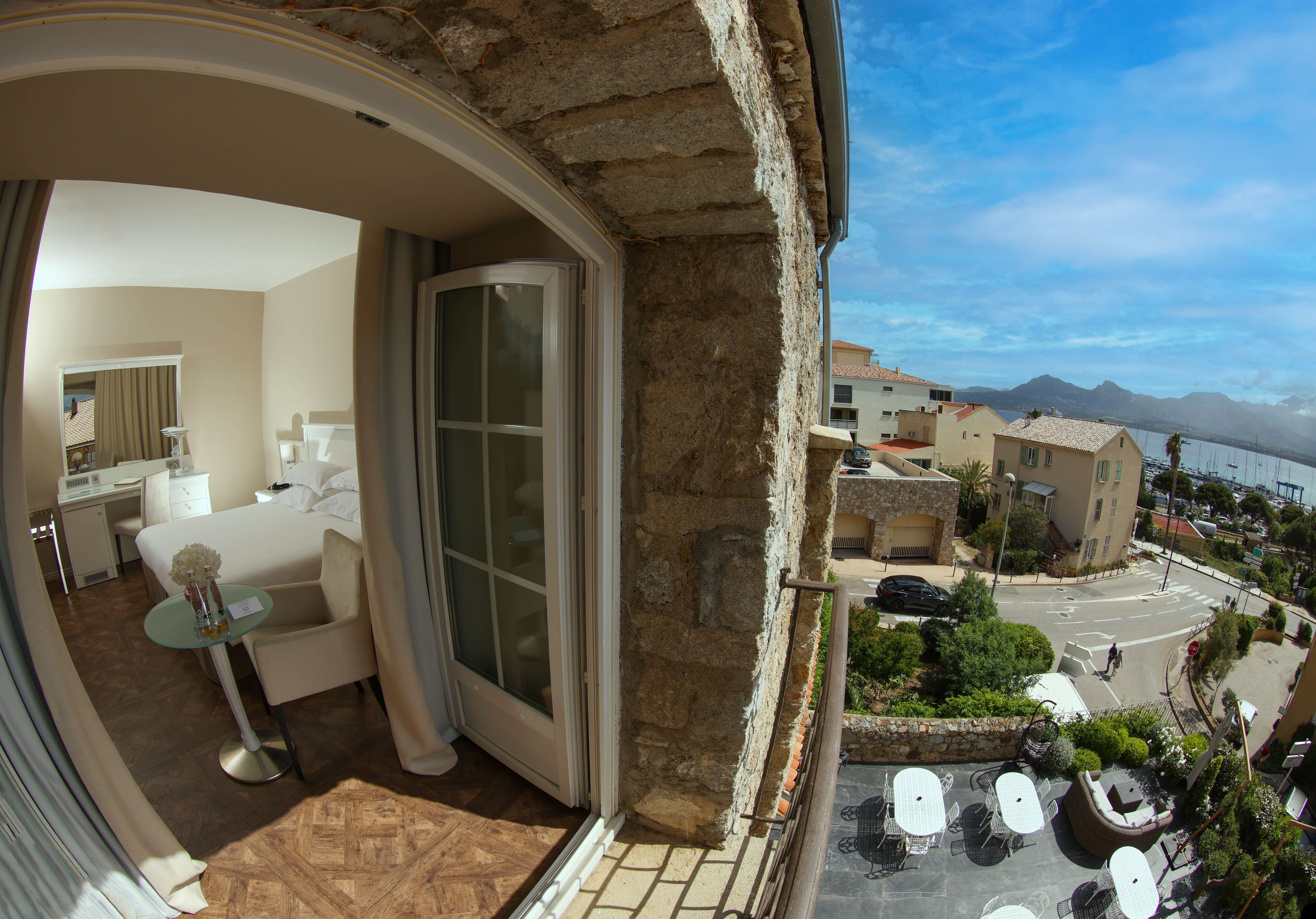 المنشأة من الخارج