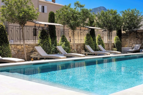 Seasonal outdoor pool. Hotel l'Abbaye