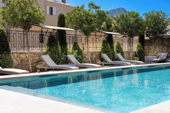 Una piscina al aire libre de temporada
