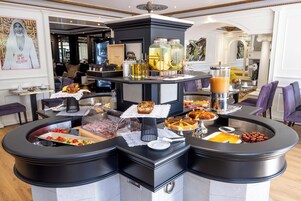Café da manhã com buffet todos os dias (EUR 30 por pessoa) 