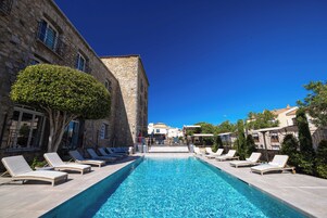 Una piscina al aire libre de temporada