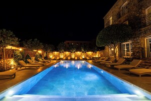 Una piscina al aire libre de temporada