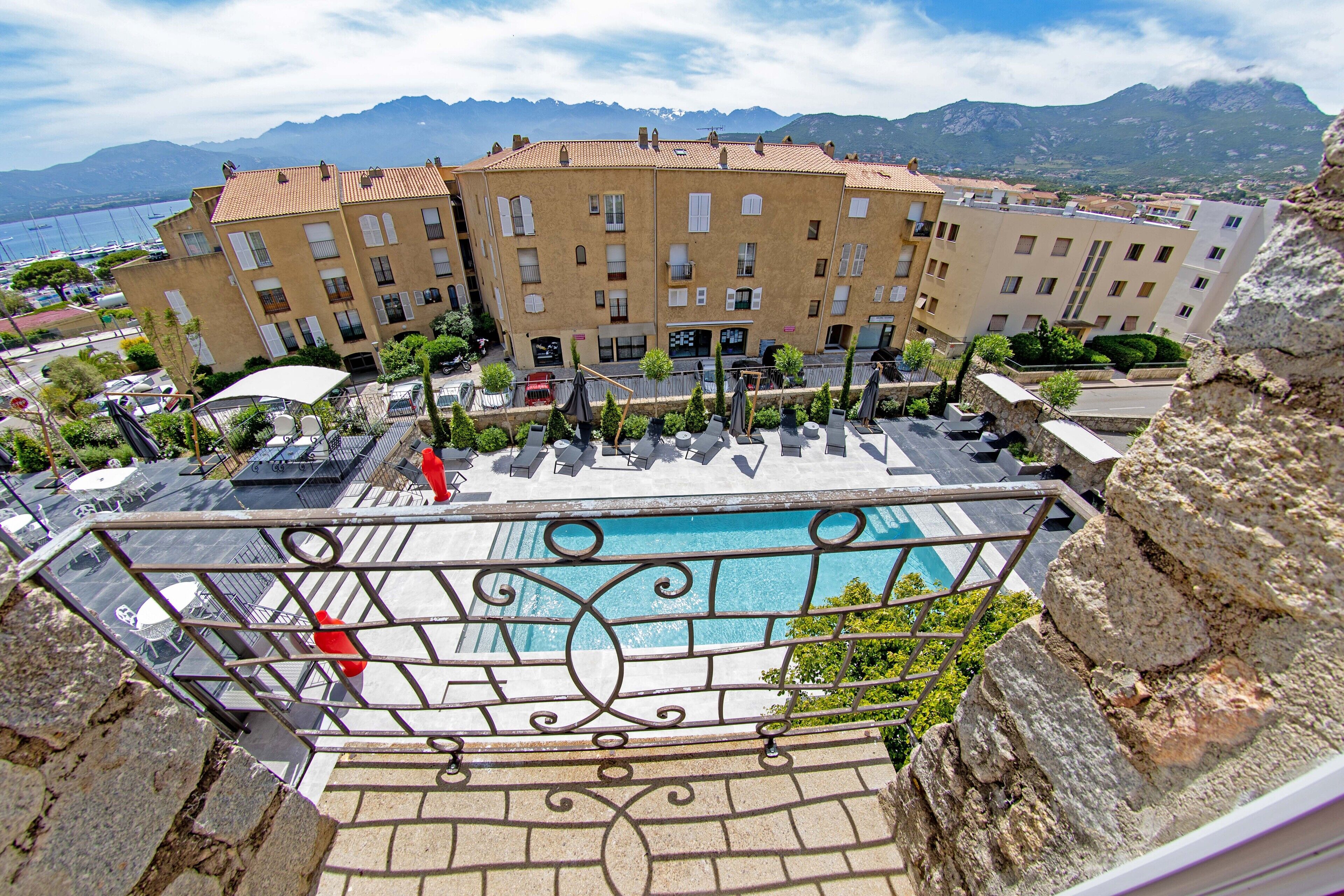 أغطية فراش متميزة وميني بار وخزنة داخل الغرفة ومكتب