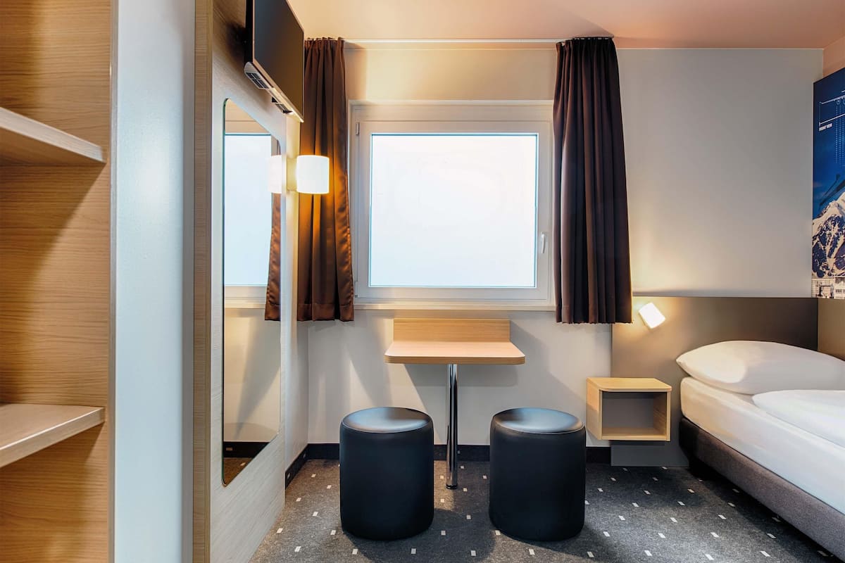 desk, soundproofing, free wifi, bed sheets