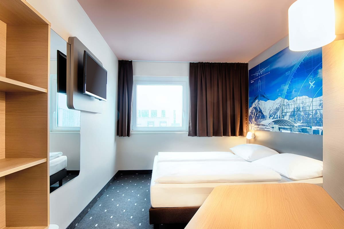 Desk, soundproofing, free WiFi, bed sheets