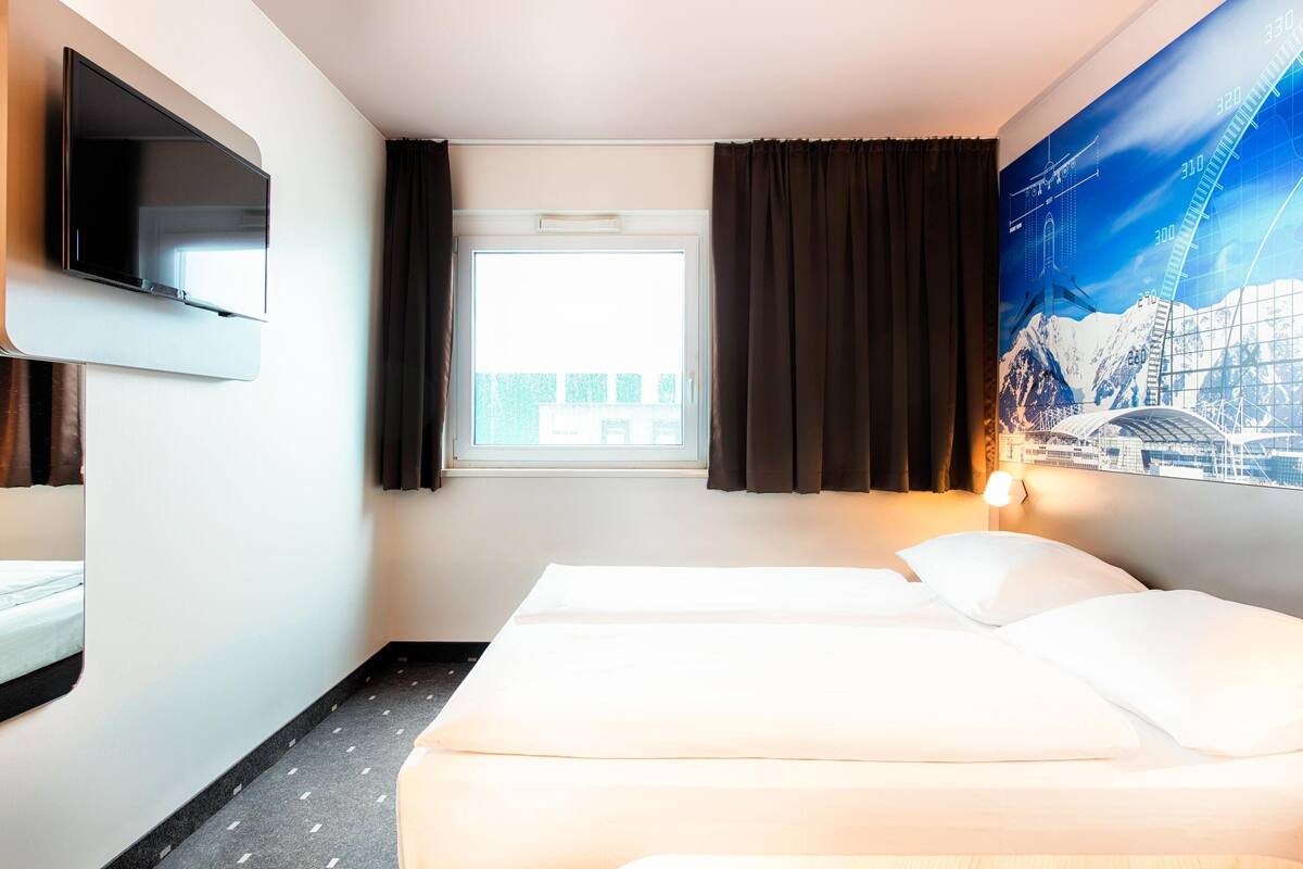 Desk, soundproofing, free WiFi, bed sheets