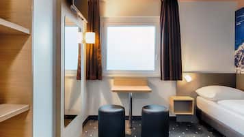 Desk, soundproofing, free WiFi, bed sheets