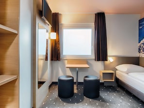 Desk, soundproofing, free WiFi, bed sheets