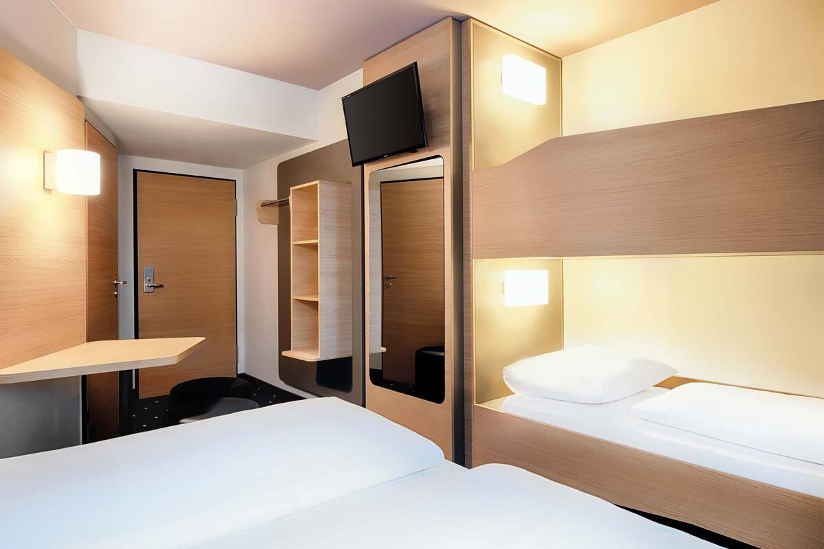 quadruple room | desk, soundproofing, free wifi, bed sheets