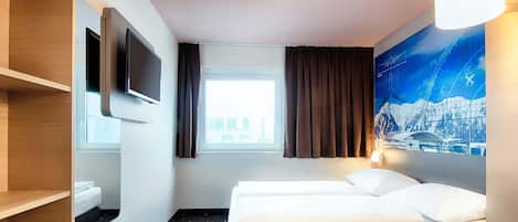 Desk, soundproofing, free WiFi, bed sheets