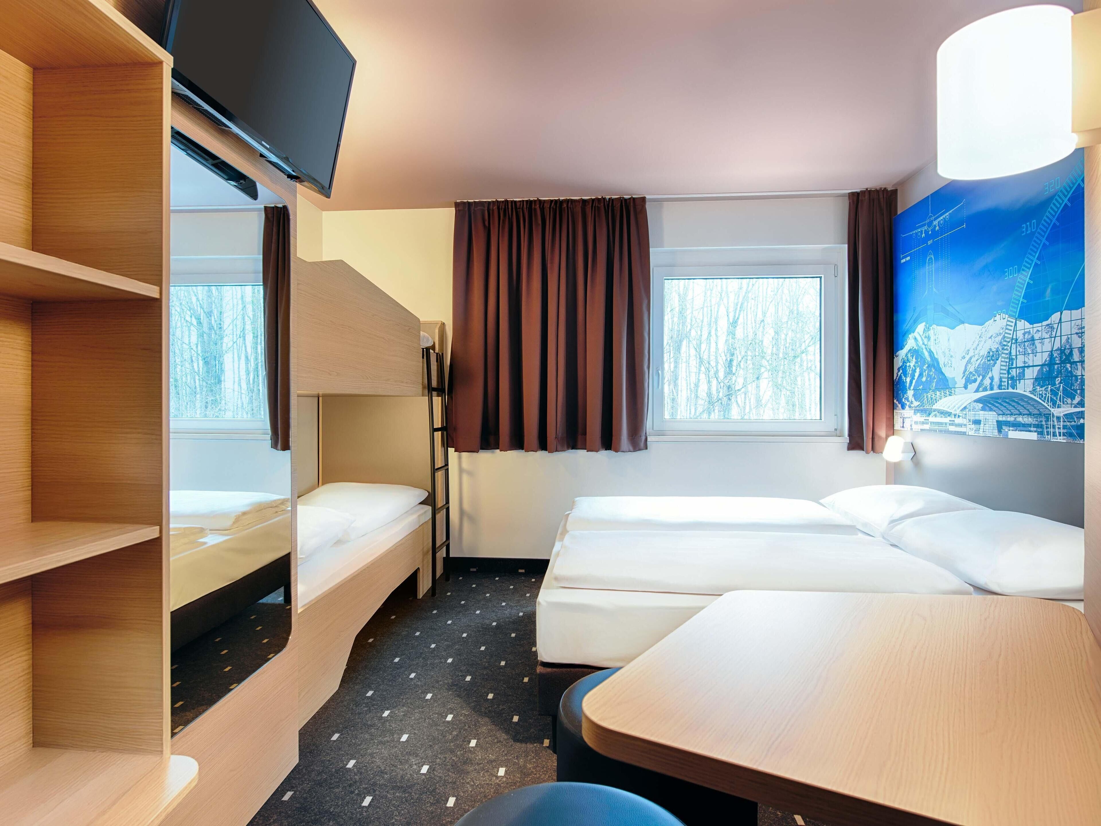 Vierbettzimmer | Schreibtisch, schallisolierte Zimmer, kostenloses WLAN, Bettwäsche