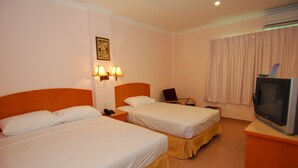A hotel room with two single beds, a television, a desk, and a chair. - Hotel City Star (Sandakan)