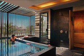 Bañera de hidromasaje cubierta