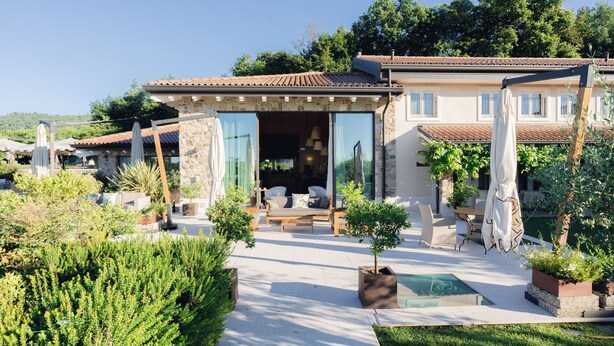 Une villa dotée d’un patio, d’un espace salon extérieur et d’une piscine.