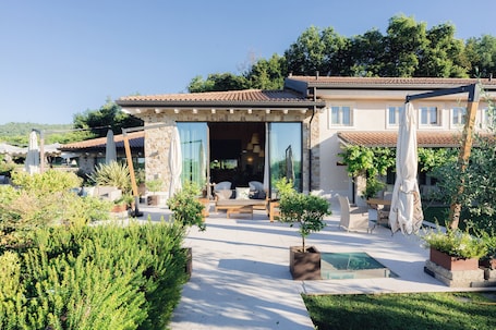 Front of property. Relais Rossar