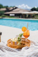 Una piscina al aire libre (de 07:00 a 20:30), sombrillas, tumbonas