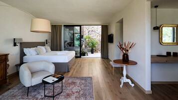 أغطية فراش متميزة وألحفة محشوة بالريش وميني بار وخزنة داخل الغرفة