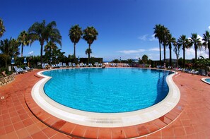 Piscina all'aperto, ombrelloni da piscina, lettini