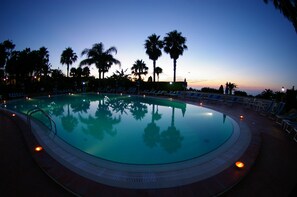 Piscina all'aperto, ombrelloni da piscina, lettini