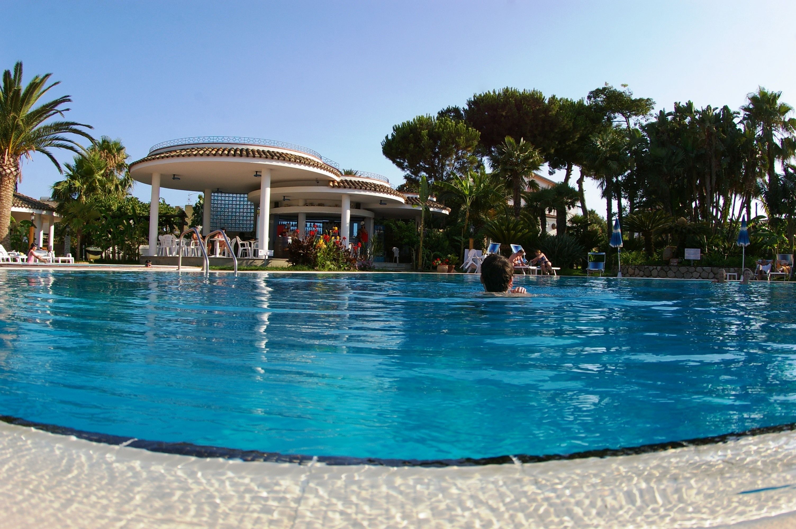 Piscine extérieure, parasols de plage, chaises longues