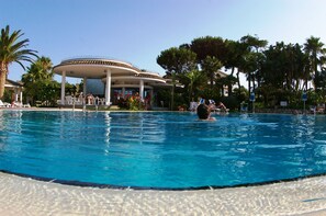 A swimming pool with lounge chairs and a covered pavilion. - Hotel Residence Costa Azzurra (Ricadi)