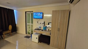 Down comforters, minibar, in-room safe, desk - Safari Hotel (Ampang)