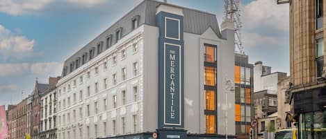 Un edificio de varios pisos con un letrero destacado que dice 'The Mercantile'.