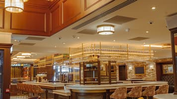 提供早餐、午餐和晚餐