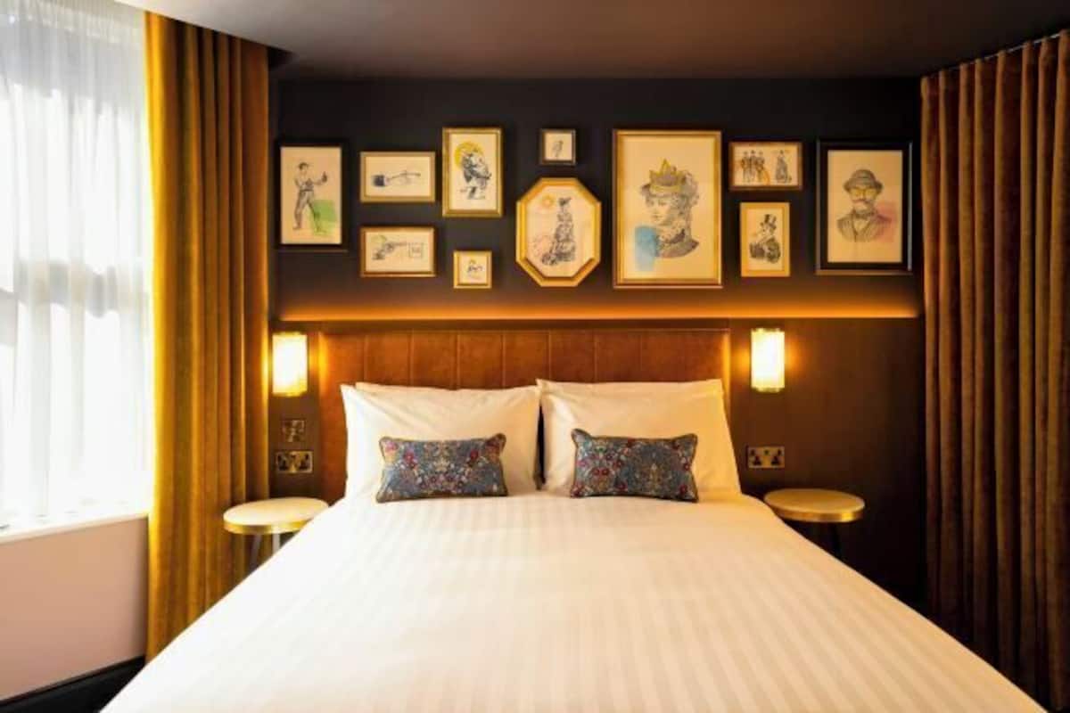 Hypo-allergenic bedding, down duvets, iron/ironing board, free WiFi