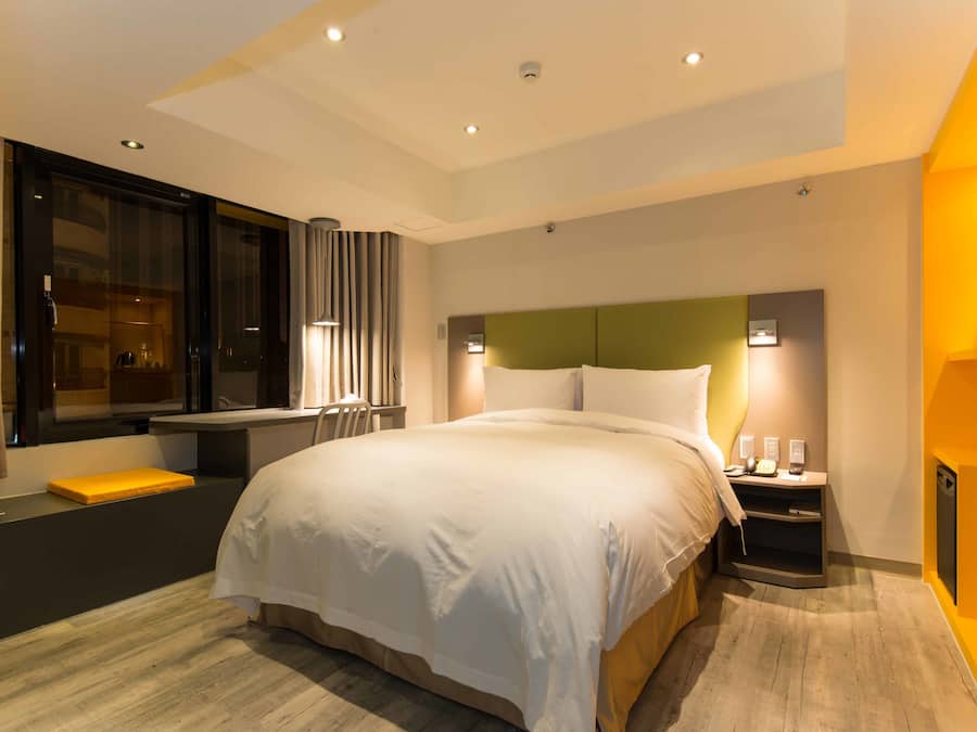 Quarto casal superior | Roupas de cama premium, cofres nos quartos, escrivaninha
