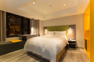 Superior tweepersoonskamer | Luxe beddengoed, een kluis op de kamer, een bureau, geluiddichte muren