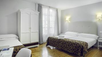 Habitación triple | Caja fuerte, decoración individual, mobiliario individual y escritorio