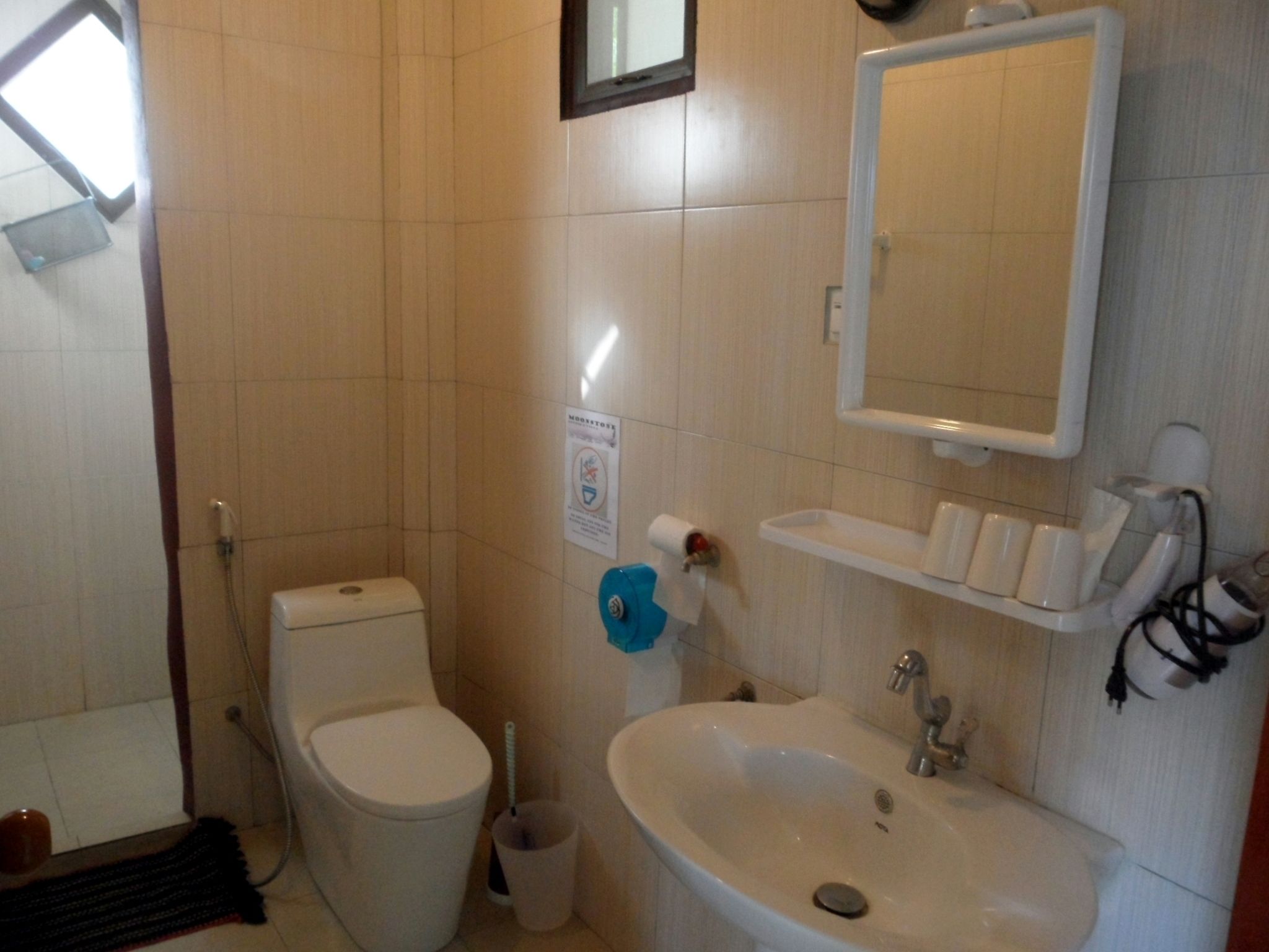 studio apartment | bathroom | shower, free toiletries, hair dryer, towels