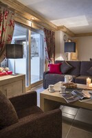 Apartment, 3 Bedrooms (Cabin) | Private kitchen | Fridge, microwave, oven, stovetop