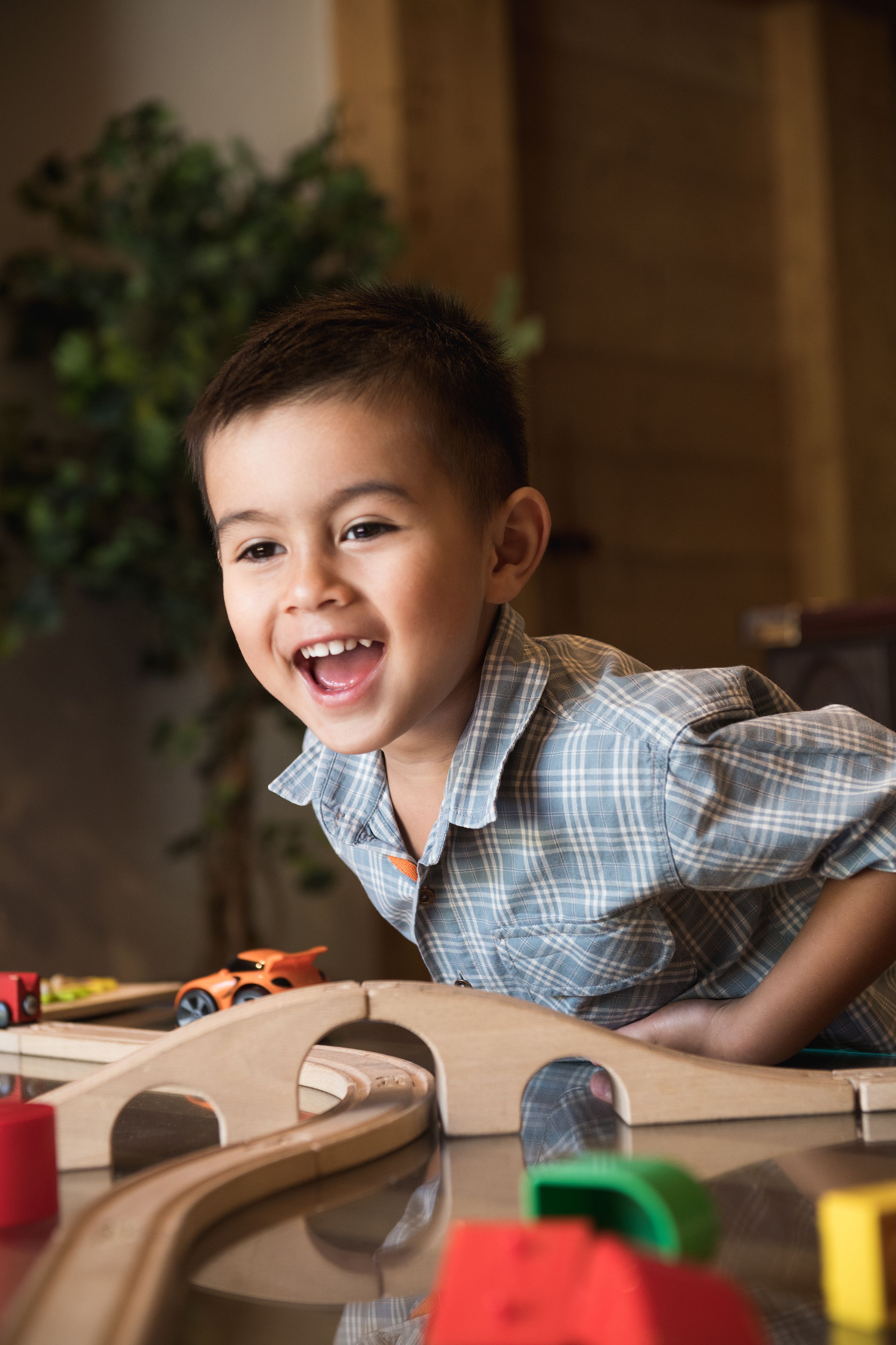 Un enfant joue avec des jouets à une table.