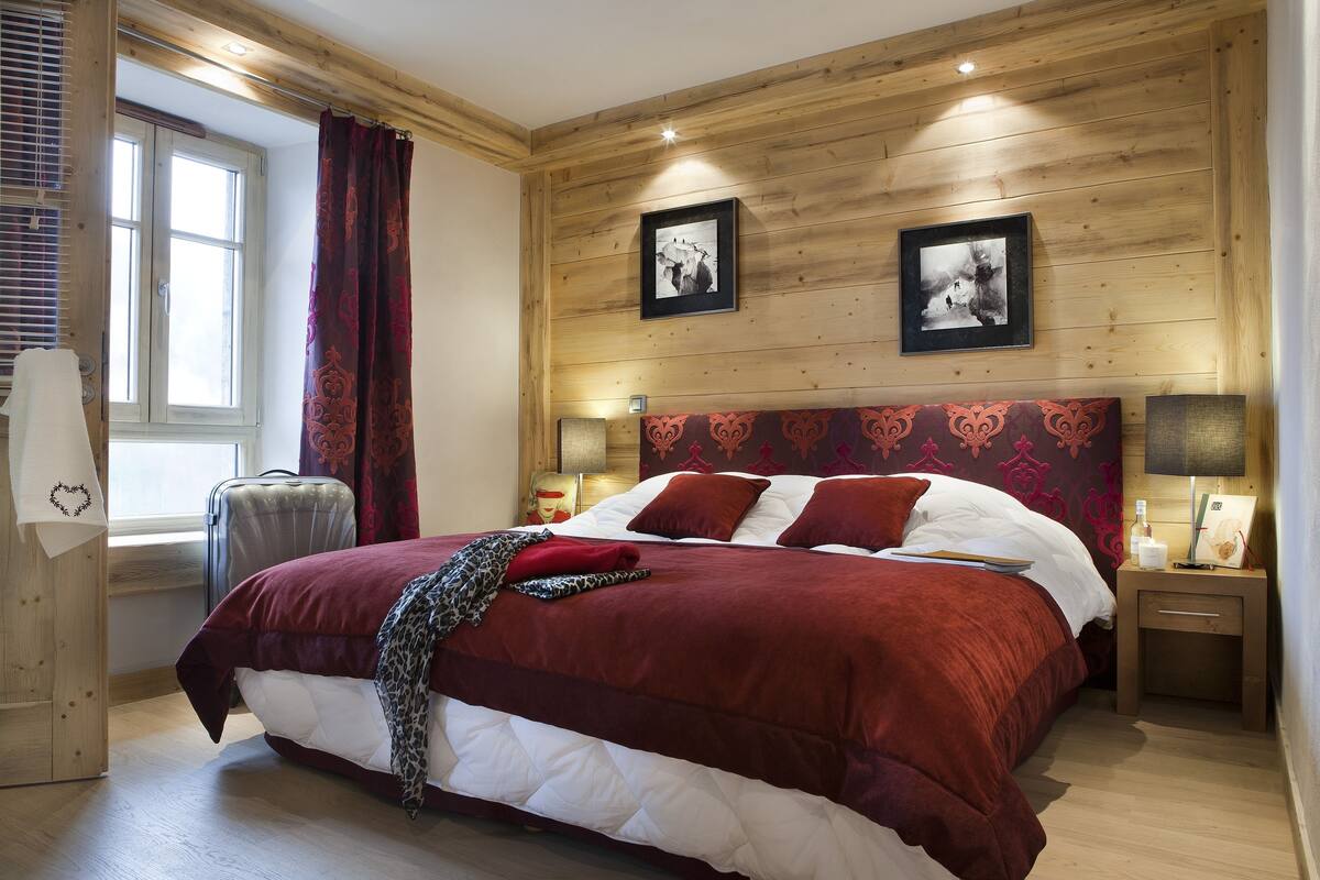 Soundproofing, WiFi (free), bed sheets